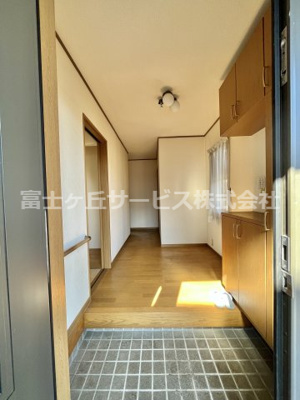 【玄関】 | 袋井市鷲巣　中古住宅 | 南東角の明るい玄関です。