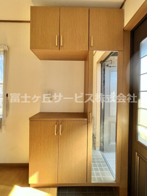 【収納】 | 袋井市鷲巣　中古住宅 | 鏡つきの玄関収納付き。