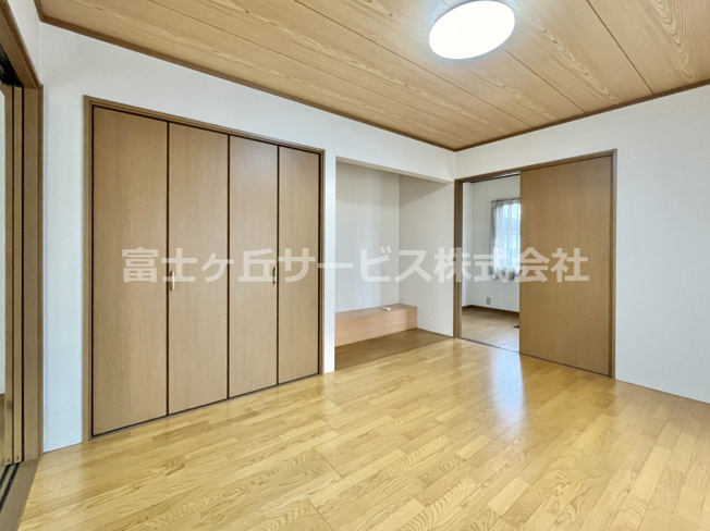 【洋室】 | 袋井市鷲巣　中古住宅 | 玄関横の7.3帖の洋室です。