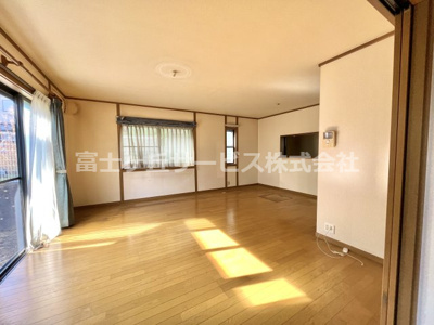 【居間・リビング】 | 袋井市鷲巣　中古住宅 | 21.1帖のLDKです。
