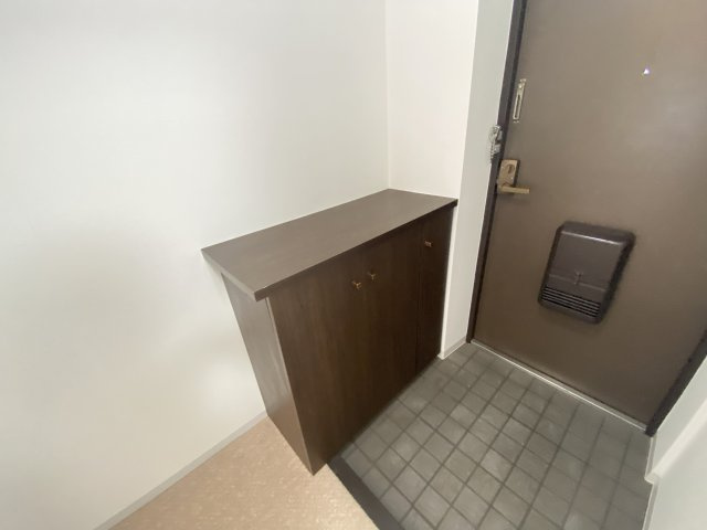シューズケースの上は、お出かけ用に必要な小物を置ける便利な台付きです