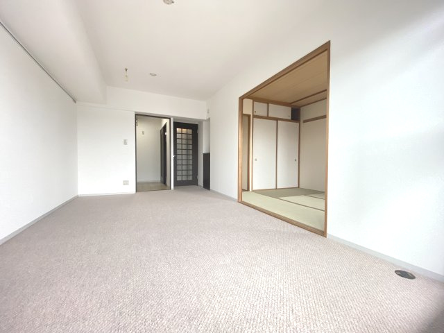 南東向きで陽当たり良好で明るいお部屋です