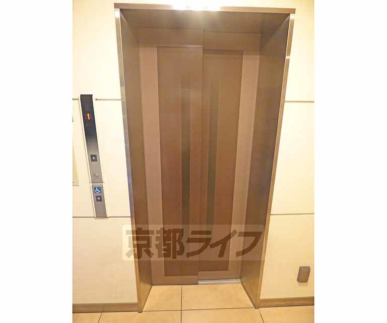 アクアレリスト今出川の玄関