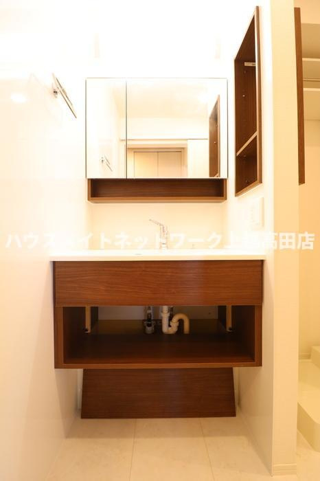 プライマリーの独立洗面台|洗髪洗面化粧台