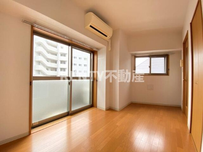 【居間・リビング】 | グランドソレーユ | こちらのリビングで趣味の時間をお楽しみください