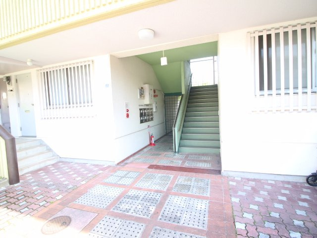 西陵ロイヤルビルのエントランス