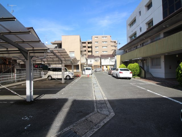 西陵ロイヤルビルの駐車場