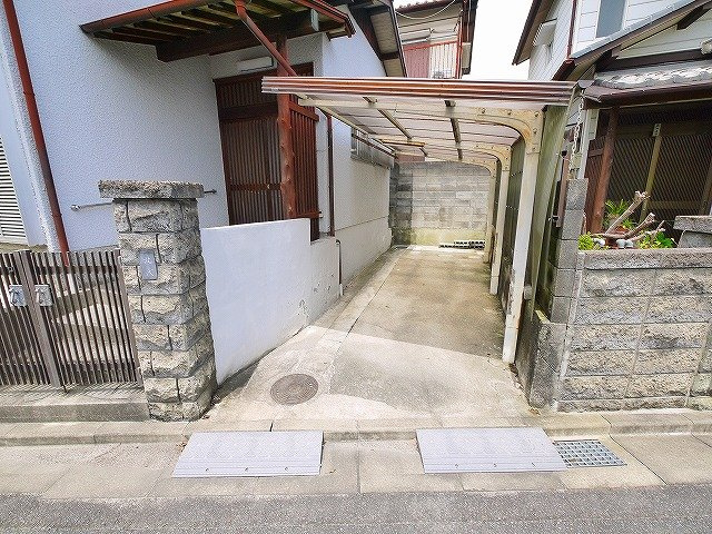 風が通り抜ける縁側の家の駐車場