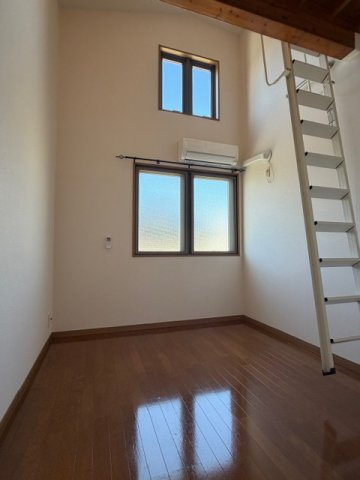 エイトピア成田東の洋室|洋室5帖ロフト付き