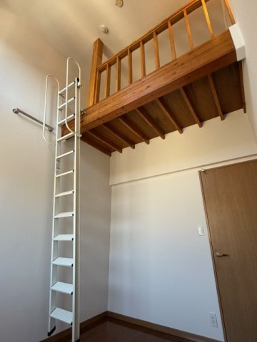 エイトピア成田東の洋室|洋室5帖ロフト付き