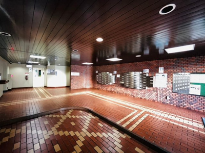 【外観】 | パークプラザ鶴見 | 駅徒歩10分、スーパー徒歩2分で生活至便。100円ショップもありとても便利です！南向きで採光良好、ペットも飼育可能です。周辺には学校、病院、保育所もあり、快適な住環境が整っています。