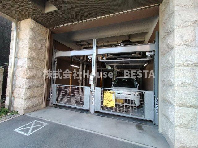 プレサンス三宮エレガンシアの駐車場