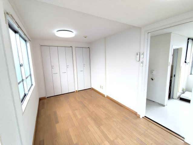 サンケイビルの洋室