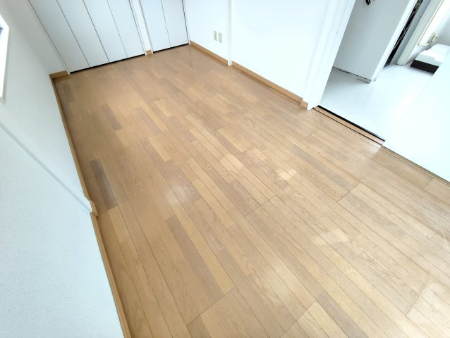 サンケイビルの洋室