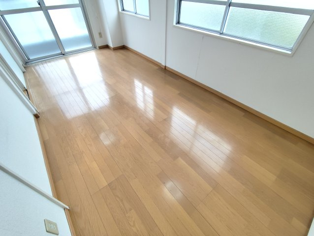 サンケイビルの洋室