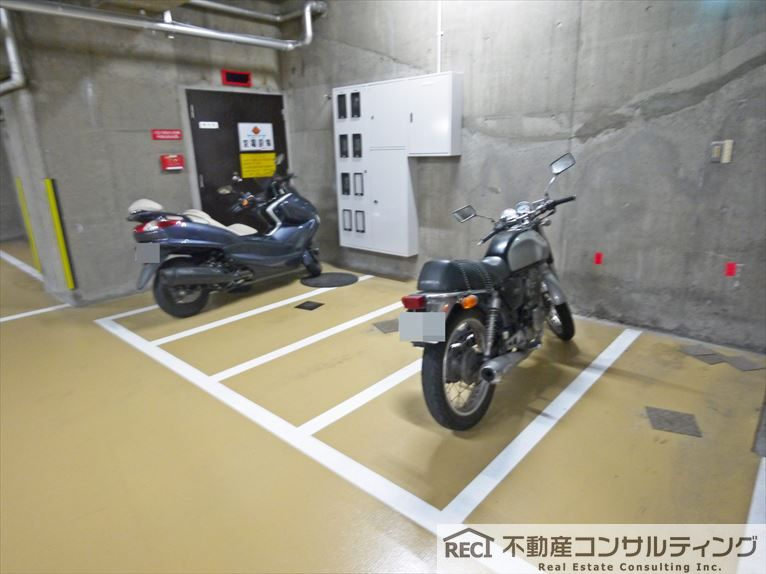 ハイツオークラ東灘の駐車場
