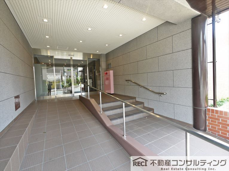 ハイツオークラ東灘のエントランス