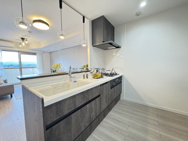 ダイアパレスUアリーナ　ウエストウイングのキッチン|リビングが見渡せる対面式キッチン