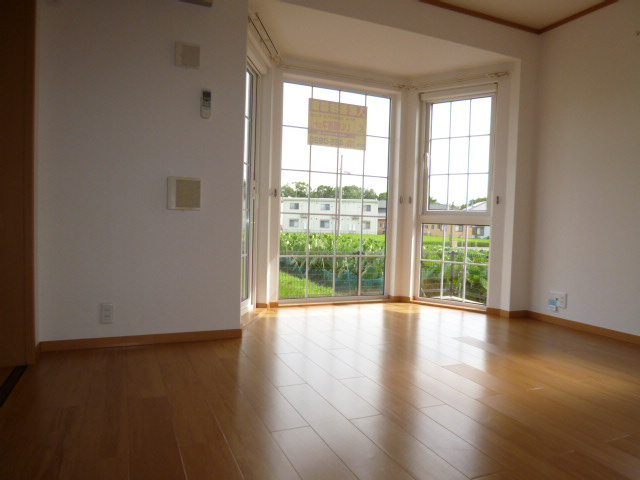 倉敷市東塚４丁目のアパートの居間・リビング