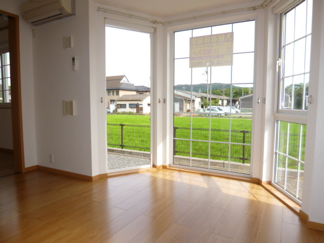 倉敷市東塚４丁目のアパートの居間・リビング