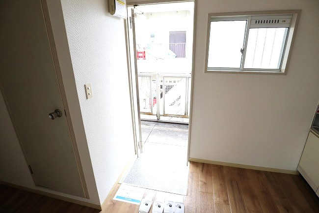 メゾン・コロナードの玄関|写真は同建物の別部屋を参考に掲載しております。