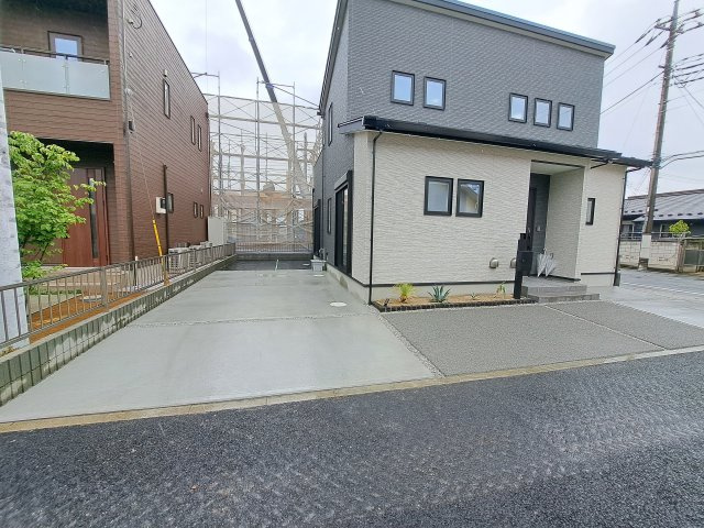 新築　前橋市問屋町の駐車場|現地写真　駐車は2台分可能です！土間コンクリートが打ってあるので泥跳ねの心配がありません♪
