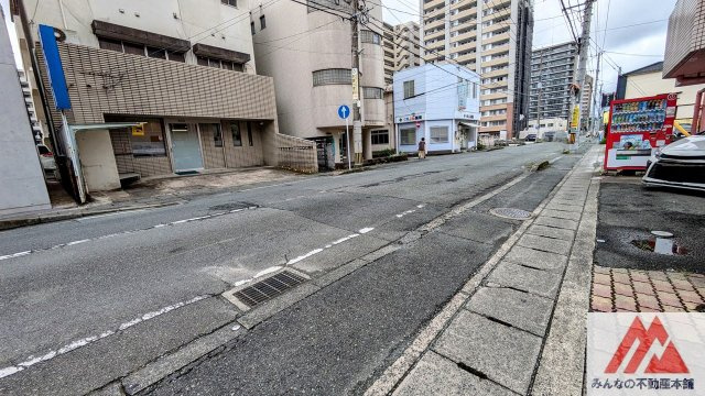 久留米市城南町の中古一戸建の前面道路含む現地写真