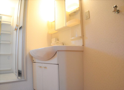 【独立洗面台】 | ファミールハイツこもりのB | 独立洗面台あり、毎朝おしゃれに忙しい女性の方におすすめです