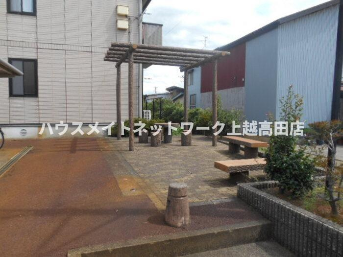ロイヤルタウン寺町 貮番館のその他共用部分|敷地内共用ベンチ