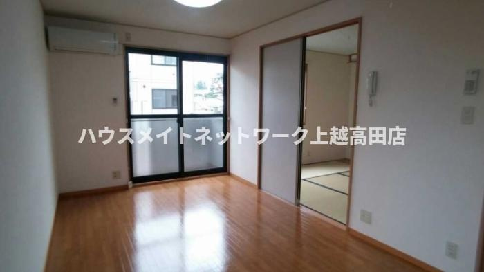 ロイヤルタウン寺町 貮番館の居間・リビング|ＤＫ