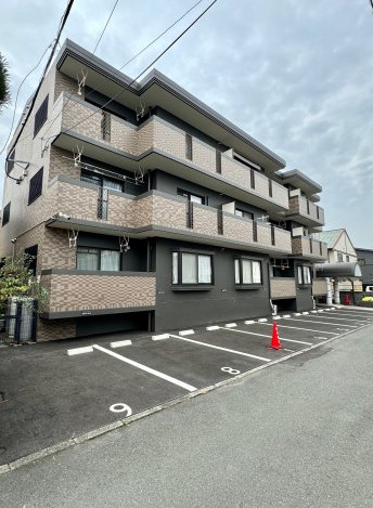 ラフィーネ出水の駐車場|令和6年７月に駐車場の舗装をリニューアル工事済みです