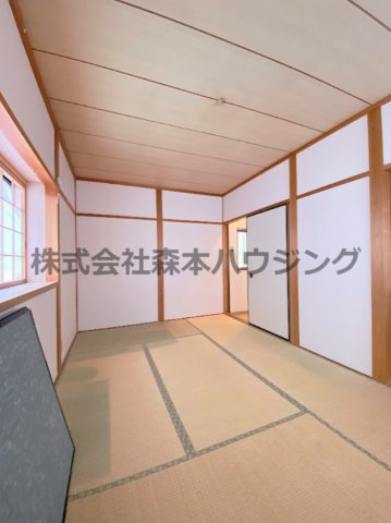 【寝室】 | 　岡市借家（新D棟） | 落ち着いて過ごせるお部屋なので、寝室にいかがでしょうか