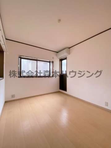 【洋室】 | 　岡市借家（新D棟） | 明るい洋室です