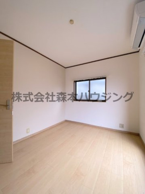 【洋室】 | 　岡市借家（新D棟） | 落ち着いた色調の洋室です