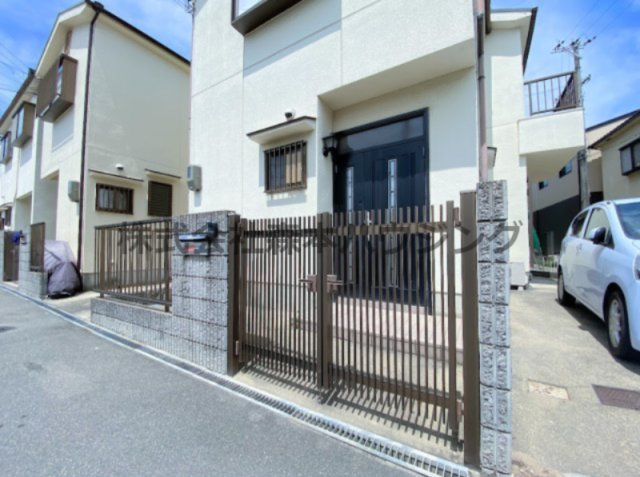 【エントランス】 | 　岡市借家（新D棟） | 落ち着いたエントランスです