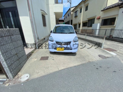 【駐車場】 | 　岡市借家（新D棟） | 軽自動車を停めたイメージです