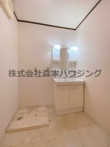 【洗面所】 | 　岡市借家（新D棟） | 脱衣スペースもあります