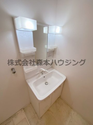 【独立洗面台】 | 　岡市借家（新D棟） | 独立洗面台あり、毎朝おしゃれに忙しい女性の方におすすめです