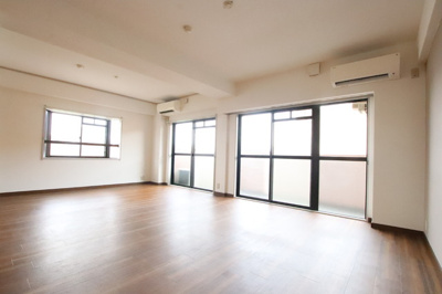 出窓付のお部屋で明るいお部屋です