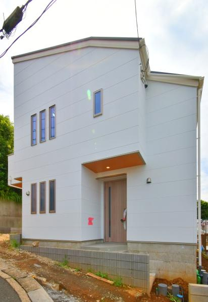 横浜市緑区寺山町の新築一戸建の外観|閑静な住宅地でゆったりとお過ごし頂けます。
現地と合わせて周辺環境もご案内致します。