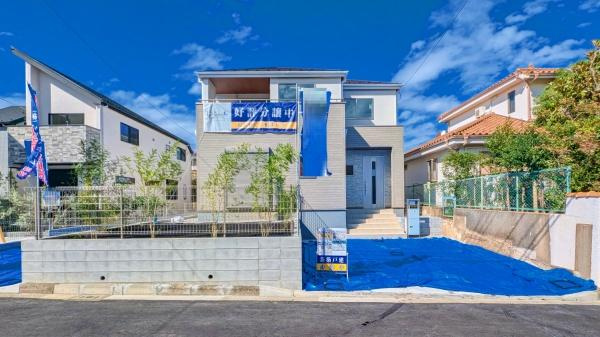 横浜市緑区霧が丘４丁目の新築一戸建の外観|陽当りの良さが伝わります！
是非、現地にてご確認下さい。