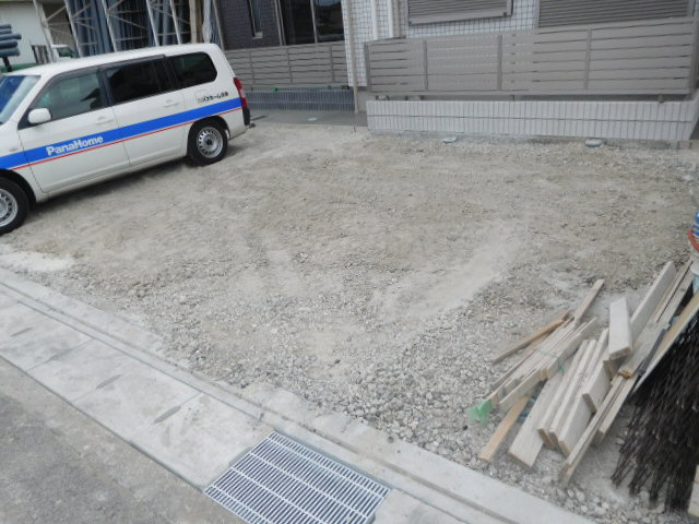 アルシオネ南条の駐車場