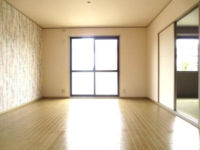 プレミールHAMAの居間・リビング|こちらのリビングで趣味の時間をお楽しみください