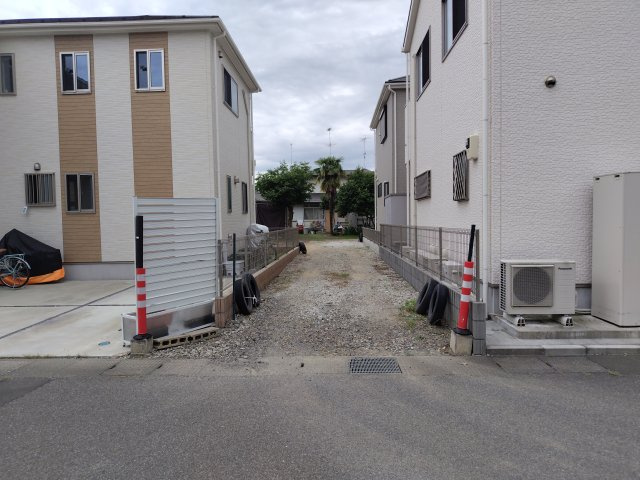 鴻巣市すみれ野の売地の外観|接道する北側道路から通路部分を撮影。