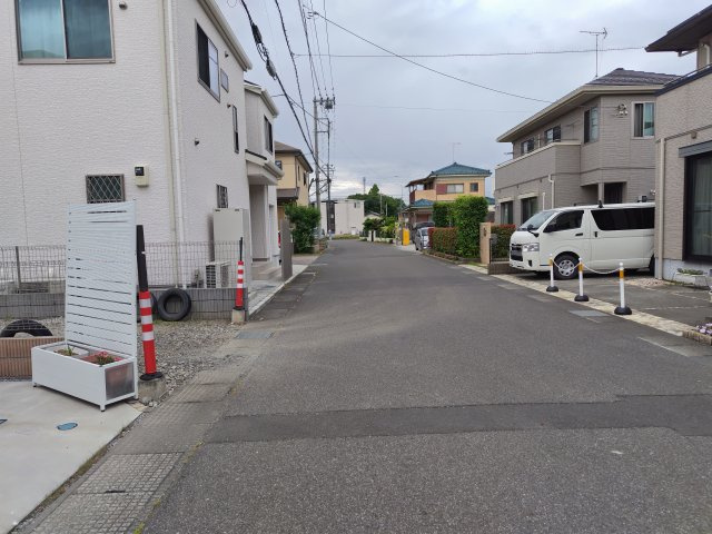 鴻巣市すみれ野の売地の前面道路含む現地写真|北側道路を撮影。物件は左側。