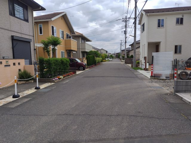 鴻巣市すみれ野の売地の前面道路含む現地写真|北側道路を撮影。物件は右側。