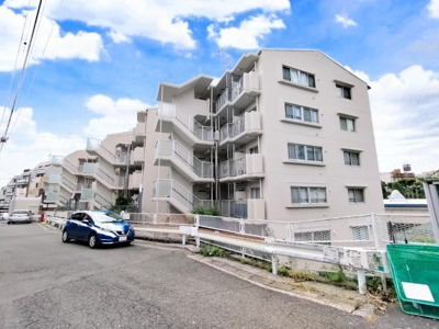 【外観】 | オリエントハウス上永谷ハウス | ◆堂々たる趣ながら、主張し過ぎずどこか余裕を感じさせるシャープなフォルムで佇む邸宅は、晴天の空と照らし合わせる事で、本来あるべき完成形の姿を見せてくれます。