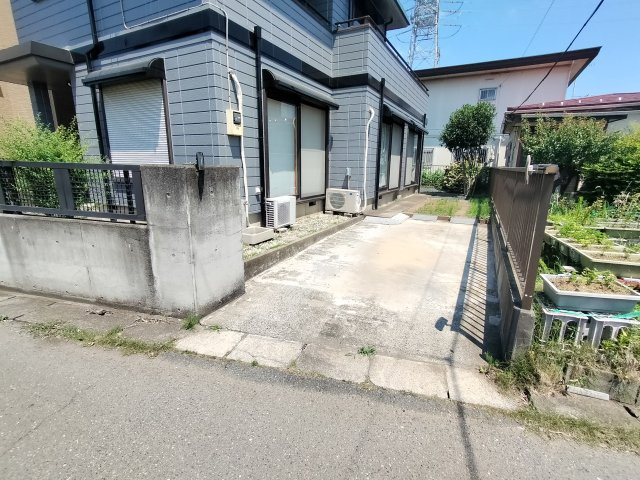向佐貸家の駐車場