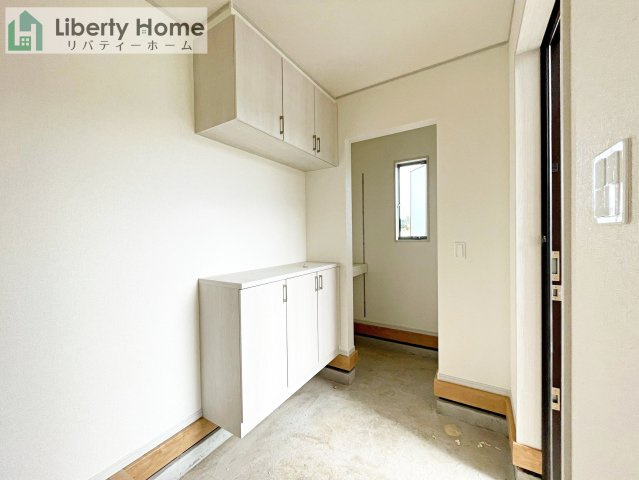 坂東市沓掛23-P1　2号棟　の玄関