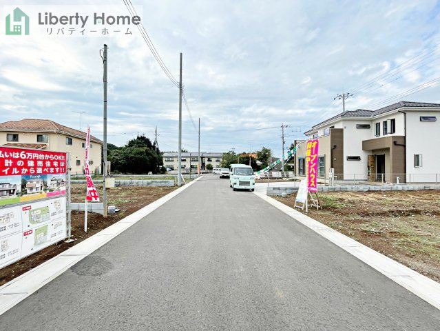 坂東市沓掛23-P1　2号棟　の前面道路含む現地写真